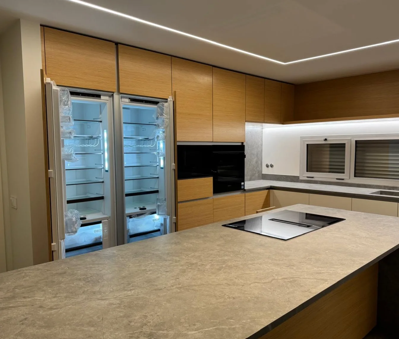 Cozinha com ilha e iluminação integrada