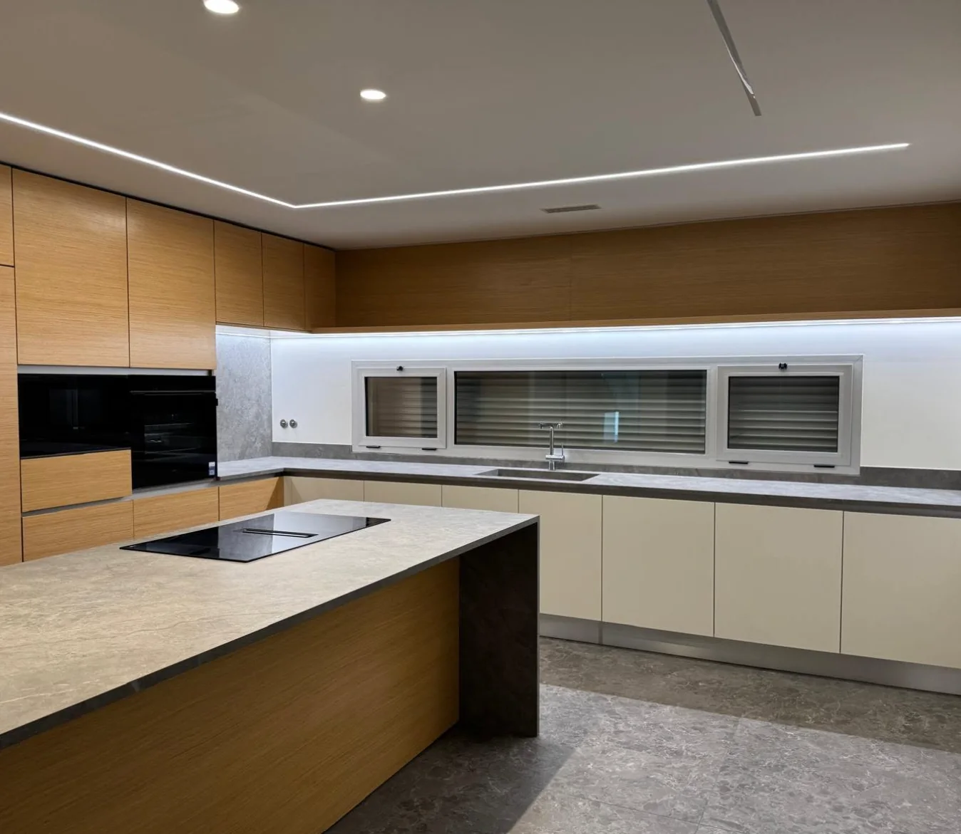 Cozinha com ilha e mobiliário em madeira