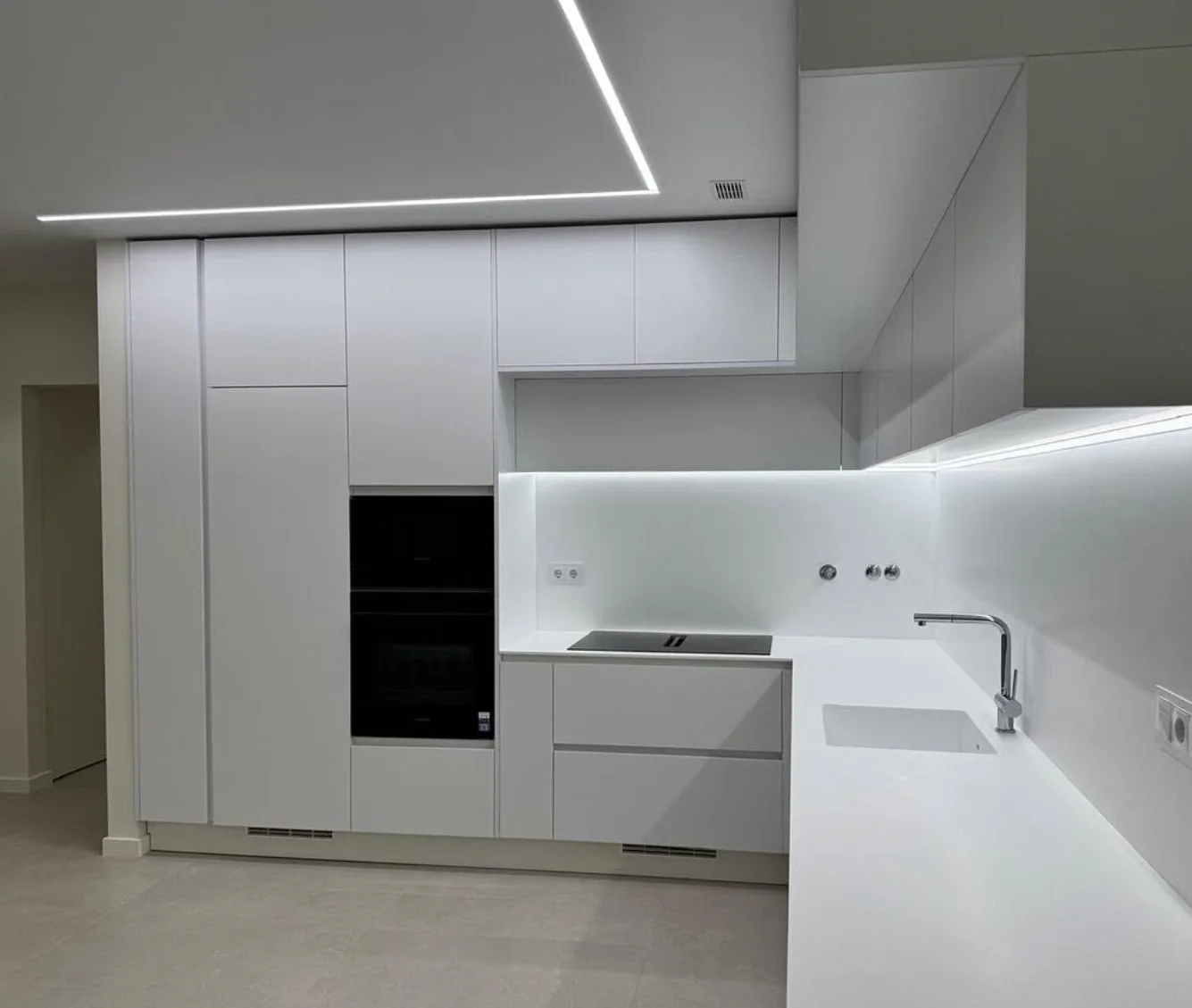 Cozinha branca contemporânea