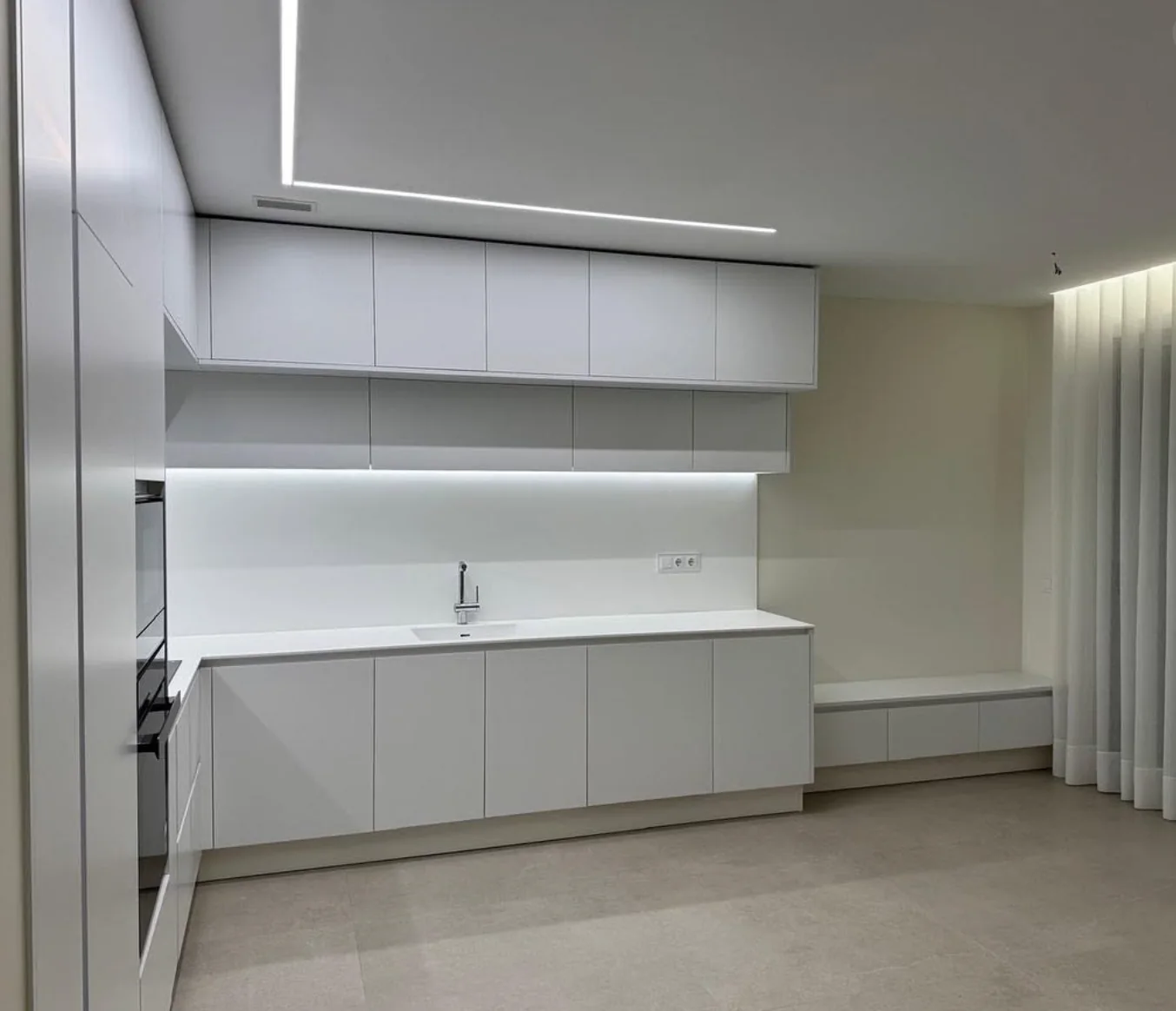 Cozinha minimalista branca